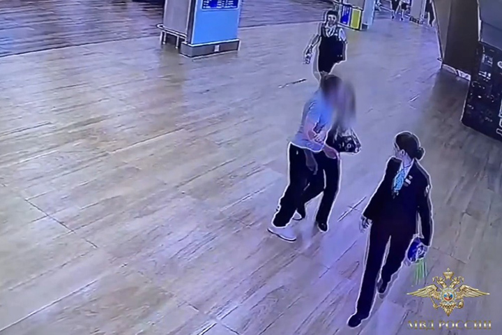 Мужчина с ножом напал на сотрудницу аэропорта в Красноярске